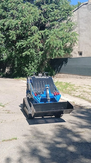 Mini Buldoexcavator cu Multiple Accesorii - Disponibil Imediat