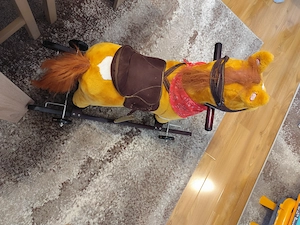 Vând căluț balansoar de pluș cu sunete 