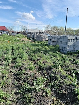 teren intravilan 1000m2 in țigănești împrejmuit si autorizație de construire și bolțarii necesari