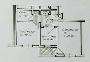 Dristor, 2 camere, bloc din 1982, centrala proprie, usa metalica, balcon inchis termopan.