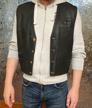 Vestă din piele neagră, mărime XL, ajustabilă