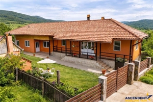 FILM! Pe 1.200mp teren+rezidenta cu gradina inflorata,aproape de Targu Secuiesc:Belani - imagine 3