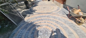 Echipa de montat pavele dale borduri terasament