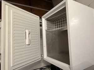 Vând lada frigorifică Zanussi 210l