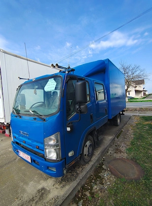 Isuzu Furgon cu 6 locuri