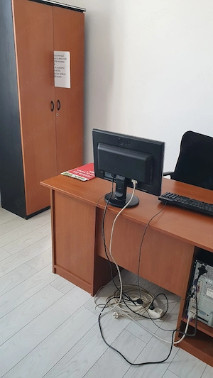 masa birou si scaun inalt si masa sedinte cu scaune si dulapuri dosare