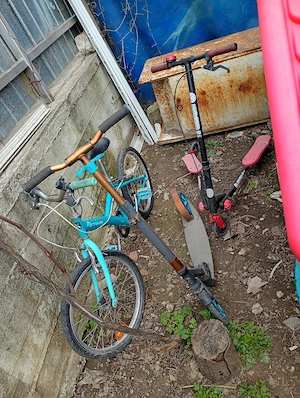 se vinde o bicicletă și 2 trotinete 1 autopropulsata si una simpla la picior si umbrela  pret bun