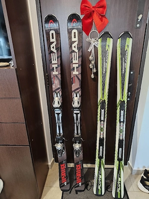 Vand 2 perechi de schiuri stare excelenta