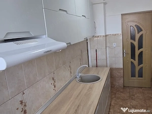 Inchiriez apartament 3 camere decomandat