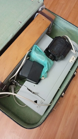 Mașină de cusut electrică marca Chaika  - imagine 3