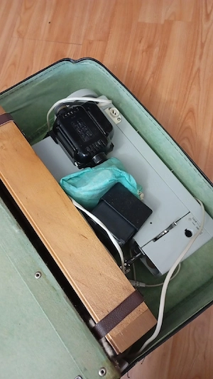 Mașină de cusut electrică marca Chaika  - imagine 4