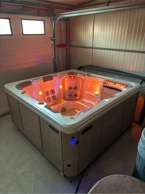 Vând Jacuzzi Artesian Elite Spa pentru 6 persoane în stare excelentă  Dimensiune: 210cm x 215cm x 85