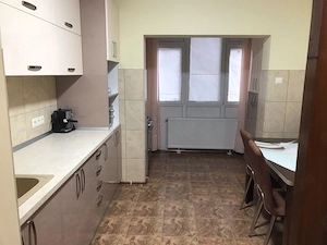 Vand apartament cu 3 camere decomandate aproape de piata mica