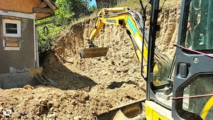închiriez excavator 3,7 t și camionetă pentru lucrări diverse la preț avantajos