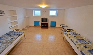 Cazare in gazda pentru baieti in demisol vila 