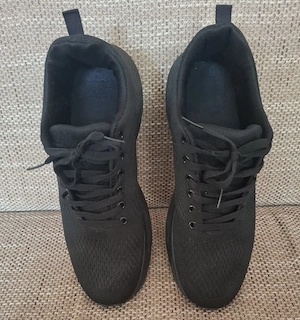 Adidași numărul 48