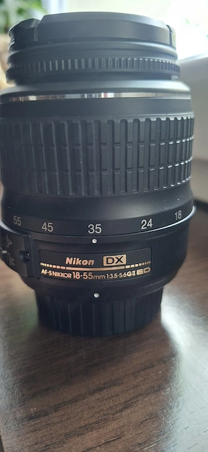 Nikon AF-S DX 18-55mm f 3.5-5.6g vr II. 