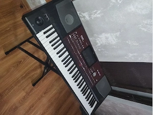 Aranjor profesional Korg Pa 700 + husă originală Korg + stativ