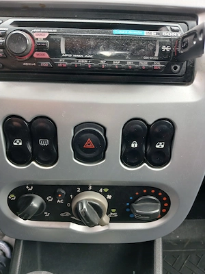 Dacia Sandero 1.6 ediția limitată Kiss FM   2009 - imagine 6