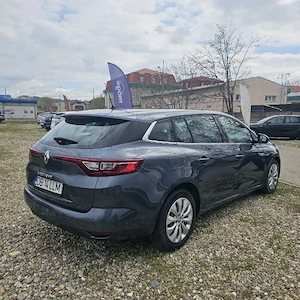 Renou megan  - imagine 2