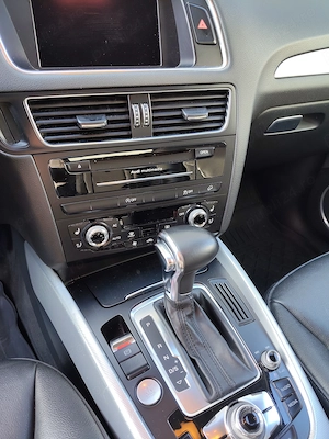 Vând Audi Q5 ,an 2013, automat, carte service la zi, 330000km.