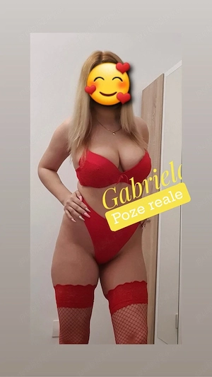 Blonda cu forme sexy!