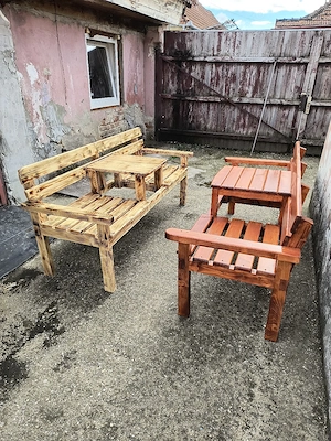 Bancă cu măsuța pe mijloc 