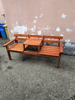 Bancă cu măsuța pe mijloc 