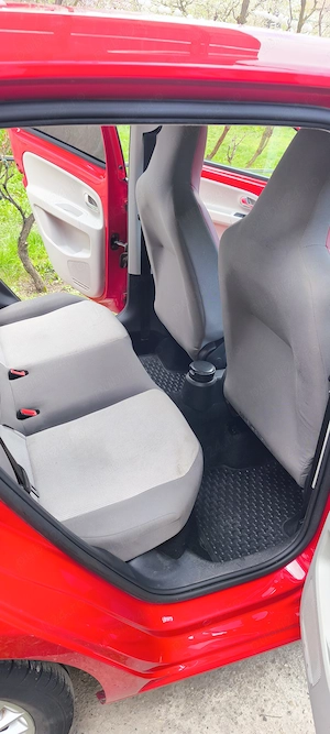 VW Up! 2015 | Unic proprietar | 132.000 km | Climatizat | Încălzire scaune | Senzori parcare | 2 set - imagine 6