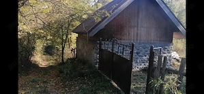 Cramă din piatră casă bătrânească beci din piatră livadă pomi fructiferi  - imagine 9