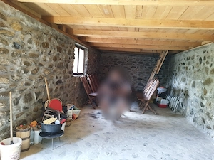 Cramă din piatră casă bătrânească beci din piatră livadă pomi fructiferi  - imagine 2