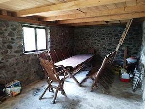 Cramă din piatră casă bătrânească beci din piatră livadă pomi fructiferi  - imagine 3