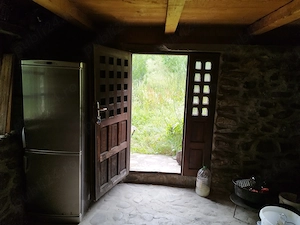 Cramă din piatră casă bătrânească beci din piatră livadă pomi fructiferi  - imagine 4