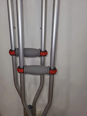 Vand carje cu sprijin subaxilar