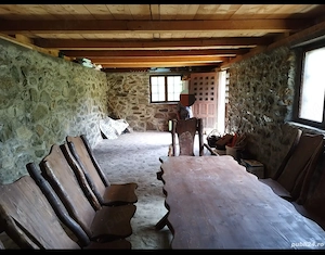 Cramă din piatră casă bătrânească beci din piatră livadă pomi fructiferi 