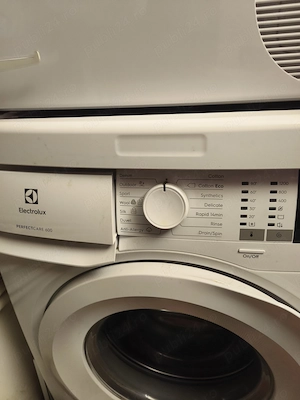 Vând mașina de spălat rufe Electrolux.