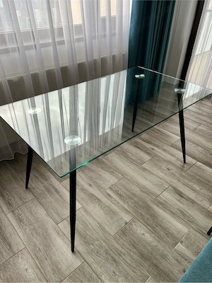 Masă din sticlă