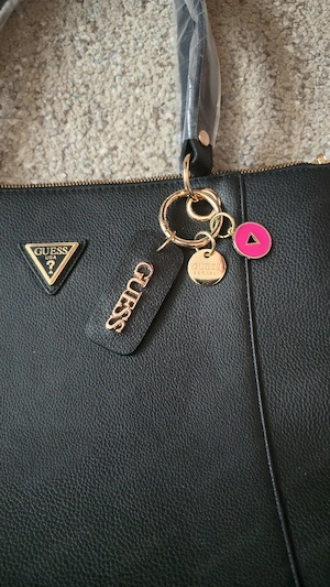 vând ceanta în stare buna noua  Guess