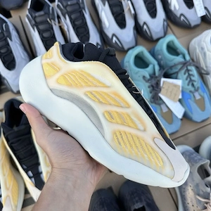 Pantofi Sport Yeezy 700 V3 Mono Safflower - 100% original