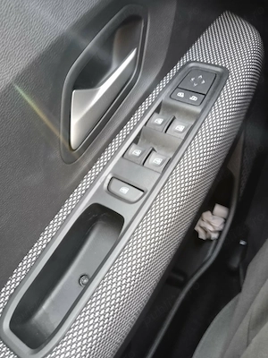 Dacia Logan Prestige  2024 1,0 cu 90 de cai - imagine 4