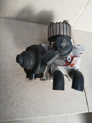Pompă înaltă presiune AUDI A4 b8  - imagine 2
