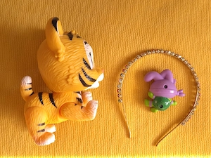 Set tigru de jucarie si o bentita cu pietre colorate