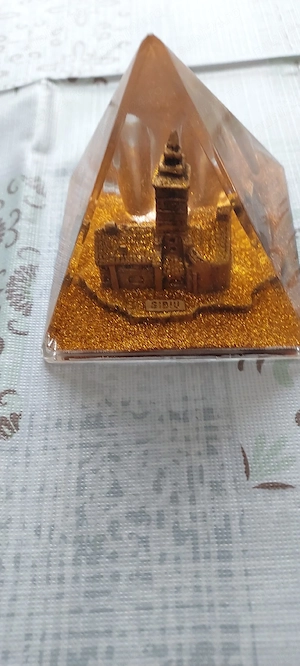 Piramidă sclipitoare 