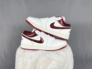 Pantofi Sport Air Jordan 1 Low Varsity Red-Team Lucios 100% originli