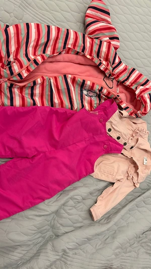 Vand combinezon, geaca si salopeta fetite, marimea 80, 9-12 luni.