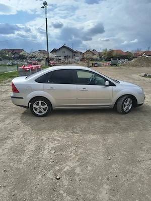 Ford Focus Ghia 1.6 benzina   fara rugina   2 seturi roti   intretinut - imagine 4