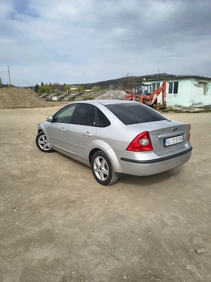 Ford Focus Ghia 1.6 benzina   fara rugina   2 seturi roti   intretinut - imagine 2
