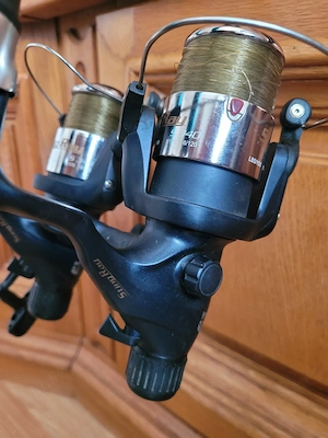 Vând două undițe cu mulinete