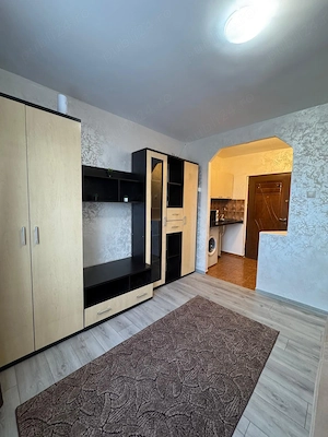 Proprietar vând garsonieră proaspăt renovată complet,poziție foarte bună,mobilata și utilată complet - imagine 2