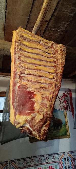 Slănină și șuncă afumată 